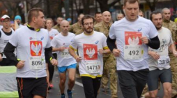 Uczestnicy na trasie 27. Biegu Niepodległości w stolicy. Fot. PAP/M. Obara