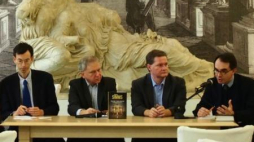 Od lewej: prof. Brendan Simms, prof. Dariusz Kołodziejczyk,  prof. Grzegorz Kucharczyk, red. Piotr Buras. Fot. R. Jurszo