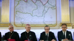 Bp Artur Miziński, abp Stanisław Gądecki, min. Piotr Gliński, dyr. Krzysztof Dudek. Warszawa,27.11.2015. Fot.PAP/T.Gzell