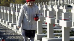 Cmentarz Orląt Lwowskich w dzień Wszystkich Świętych. Fot. PAP/D. Delmanowicz