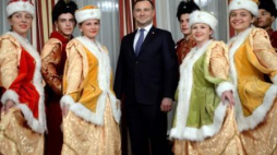 Prezydent Andrzej Duda i zespół Sołonczanka, podczas spotkania z Polonią w Bukareszcie. Fot. PAP/J. Turczyk