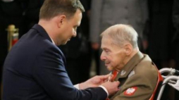 Prezydent RP Andrzej Duda i odznaczany Janusz Brochwicz-Lewiński. Fot. PAP/P. Supernak