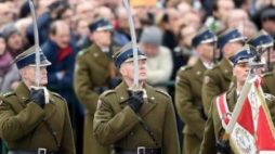 Uroczysta odprawa wart przed Grobem Nieznanego Żołnierza na placu Piłsudskiego w Warszawie. Fot. PAP/R. Pietruszka