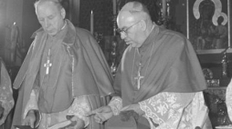Abp wrocławski Bolesław Kominek (P) i prymas Polski kard. Stefan Wyszyński. 1965 r. Fot. PAP/A. Kossobudzki-Orłowski
