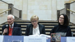 Od lewej: kurator wystawy K. Załęski, dyrektor MN A. Morawińska oraz K. Mączewska. Fot. PAP/J. Kamiński
