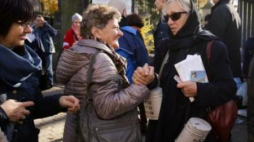 Aktorka Maja Komorowska kwestuje na Powązkach w Warszawie w dzień Wszystkich Świętych. Fot. PAP/P. Supernak