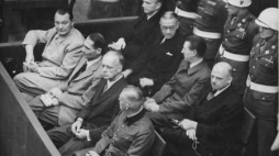 Ława oskarżonych w Procesie Norymberskim. Zbiory National Archives and Records Administration, na lic. Wikimedia Commons