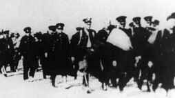 Polscy jeńcy w sowieckiej niewoli. 1939 r. Fot. PAP/CAF/Archiwum