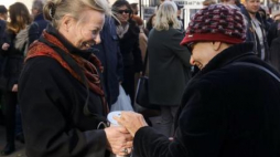 Aktorka Anna Nehrebecka kwestuje na Powązkach w dzień Wszystkich Świętych. Fot. PAP/P. Supernak