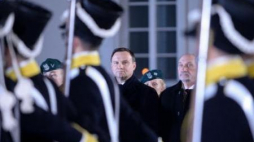 Prezydent Andrzej Duda i minister Antoni Macierewicz podczas uroczystości z okazji Dnia Podchorążego. Fot. PAP/M. Obara