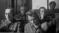 W pierwszym rzędzie oskarżony Artur Liebehenschel (L), komendant obozu od XI 1943 do V 1944 r. Fot. PAP/CAF