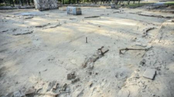 Pozostałości budynku, w którym mieściły się komory gazowe na terenie b. obozu zagłady w Sobiborze. Fot. PAP/W. Pacewicz