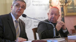 Dyrektor katowickiego oddziału IPN dr Andrzej Sznajder i kard. Stanisław Dziwisz Fot. PAP/S. Rozpędzik