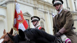Święto Niepodległości w Warszawie. Rekonstrultorzy w mundurach 1 Pułku Szwoleżerów. Fot. PAP/G. Jakubowski