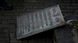Tablica usunięta przez pracownika IPN. Fot. M. Korkuć Krakowski Oddział IPN