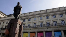 Budynek Teatru Narodowego w Warszawie. Na pierwszym planie pomnik Wojciecha Bogusławskiego. Fot. PAP/T. Gzell