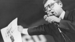 Stanisław Tymiński w czasie kampanii prezydenckiej. Warszawa 1990r. Fot. PAP/CAF/I. Radkiewicz