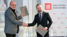 Kompozytor Włodek Pawlik przekazuje szkice swoich utworów Fot. PAP/L. Szymański