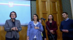 Minister edukacji narodowej Anna Zalewska (L), Tomasz (P) i Karolina (2L) Elbanowscy. 23.11.2015. Fot. PAP/M. Obara