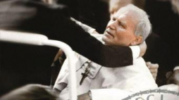 Fragment okładki książki „Agca nie był sam. Wokół udziału komunistycznych służb specjalnych w zamachu na Jana Pawła II”