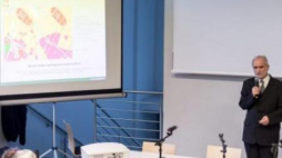 Profesor Janusz Madej podczas prezentacji raportów z poszukiwań "złotego pociągu" w Wałbrzychu. Fot. PAP/M. Kulczyński