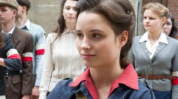 Anna Próchniak na planie zdjęciowym filmu "Miasto '44". Fot. PAP/G. Michałowski