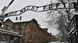 Auschwitz - brama z napisem "Arbeit macht frei". Fot. PAP/J. Bednarczyk