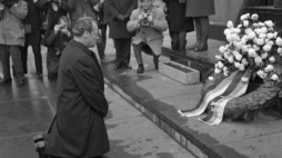 Kanclerz RFN Willy Brandt klęczy przed pomnikiem Bohaterów Getta w Warszawie. 07.121970 r. Fot. PAP/CAF/S. Czarnogórski