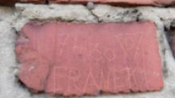 Cegła z napisem "Franek". Źródło: A. Cyra