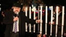 Naczelny Rabin Polski Michael Schudrich podczas uroczystego zapalenia pierwszej świecy chanukowej. Fot. PAP/R. Guz