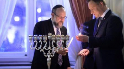 Prezydent RP Andrzej Duda i Naczelny Rabin Polski Michael Schudrich podczas zapalenia światełka chanukowego. Fot. PAP