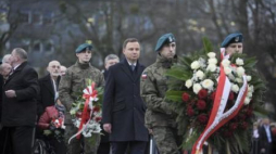 Prezydent Andrzej Duda składa kwiaty pod Pomnikiem Ofiar Grudnia 1970  w Szczecinie. Fot. PAP/T. Murański