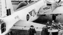 Lotnicy 304. Dywizjonu Bombowego. Samolot jest uszkodzony po zatopieniu niemieckiej łodzi podwodnej. 1945 r. Fot. NAC