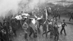 Pochód mieszkańców Gdyni z ciałem Zbigniewa Godlewskiego „Janka Wiśniewskiego”. 17 grudnia 1970 r. Fot. IPN