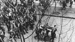 Pochód mieszkańców Gdyni z ciałem Zbigniewa Godlewskiego „Janka Wiśniewskiego”. 17.12.1970. Fot. PAP/E. Pepliński