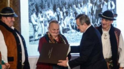 Min. Piotr Gliński wręcza Nagrodę im. Oskara Kolberga zespołowi „Regle” im. Jana Jędrola z Poronina. Fot. PAP/J.Kamiński