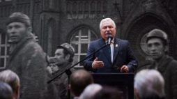Lech Wałęsa podczas uroczystości  "Epitafium pamięci ofiar Grudnia ’70". Fot. PAP/A. Warżawa