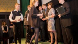 Zdobywcy głównej nagrody z Gimnazjum im. Józefa Piłsudskiego w Sierakowicach Źródło: MHP