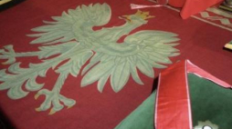 Proporzec Prezydenta RP podczas uroczystości przekazania insygniów władzy prezydenckiej II RP. Fot. PAP/CAF/I.Radkiewicz