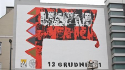 Mural odsłonięty w Warszawie w 34. rocznicę wprowadzenia stanu wojennego. Fot. PAP/R. Guz