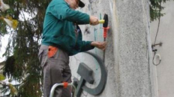 Demontaż sierpa i młota z obelisku przed szkołą podstawową w Stępocicach. 23.10.2015. Fot. IPN