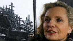 Anna Maria Anders podczas konferencji przed Pomnikiem Poległym i Pomordowanym na Wschodzie. Fot. PAP/P. Supernak