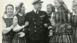 Kpt. Tadeusz Meissner z aktorką Elżbietą Czyżewską i artystkami „Mazowsza” na pokładzie „Batorego”. 1963 r. Źródło: ME