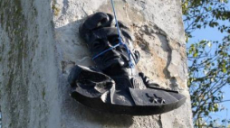 Demontaż popiersia sowieckiego generała Iwana Czerniachowskiego z pomnika w Pieniężnie. 17.09.2015. Fot. PAP/T. Waszczuk