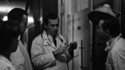 Pierwszy udany przeszczep nerki. Prof. J. Nielubowicz z zespołem chirurgów. Fot. PAP/D. Rago