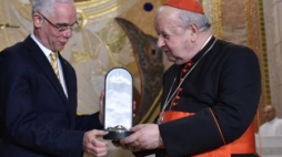 Kard. Stanisław Dziwisz odbiera z rąk ministra Zoltána Baloga Wielki Krzyż Orderu Zasługi Węgier. Fot. PAP/J. Bednarczyk