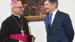 Sekretarz generalny KEP bp Artur Miziński i marszałek Sejmu Marek Kuchciński. Fot. PAP/R. Pietruszka