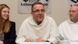 Ewa Nagel, o. Maciej Soszyński (C), o. Wojciech Prus. podczas konf. o XX Spotkaniu Lednicy 2000. Fot. PAP/J. Kaczmarczyk