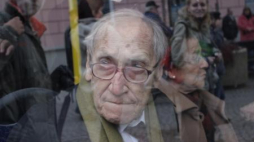 Prof. L. Kołakowski podczas wycieczki po Radomiu 2007 r. Fot. PAP/P. Dupernak