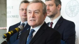 Wicepremier P. Gliński (C), wiceprezes IPN P. Ukielski (P) i W. Gerlicz. Łódź, 22.01.2016. Fot. PAP/G. Michałowski